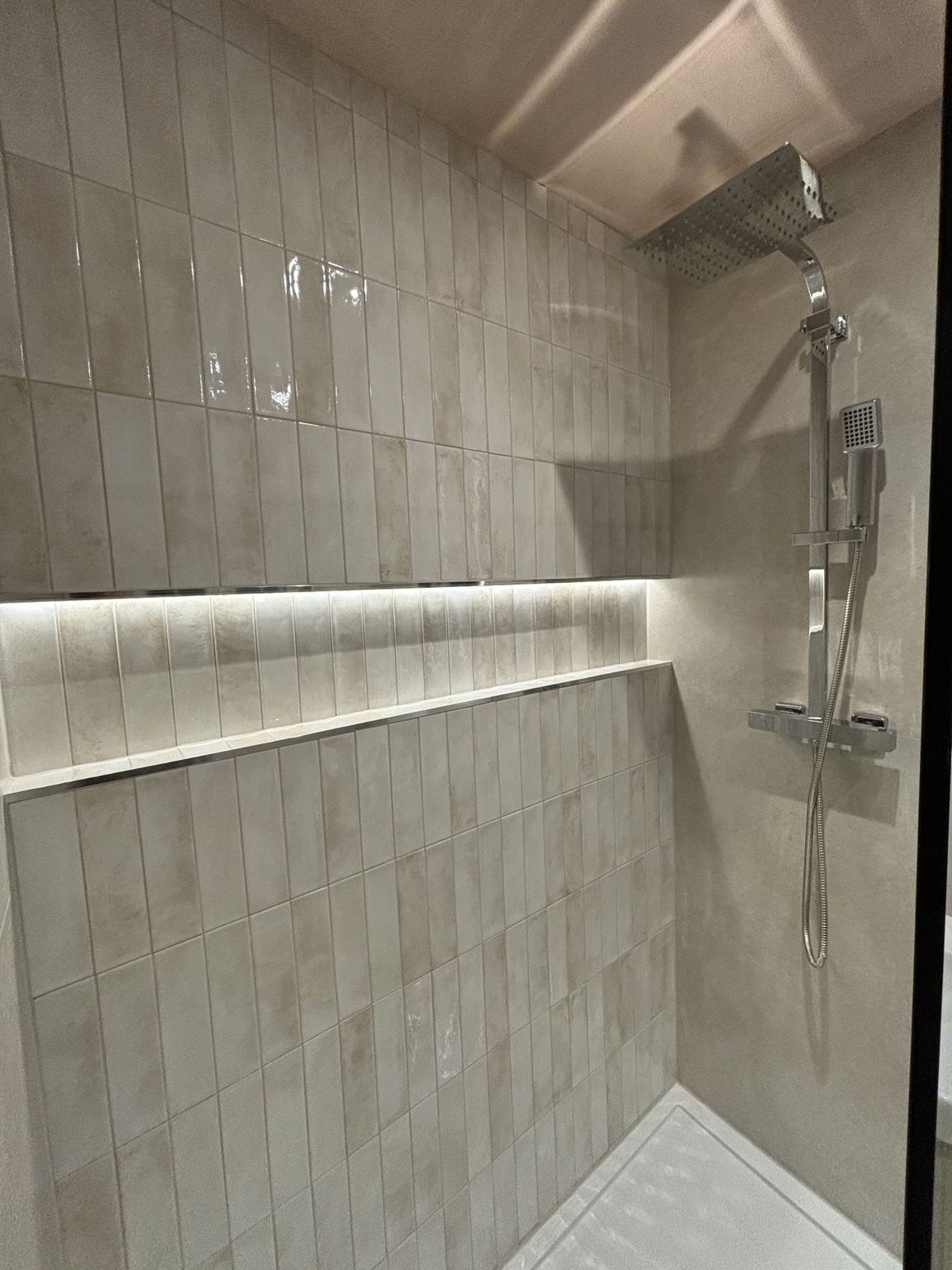 Detailed shower tiling with illuminated niche